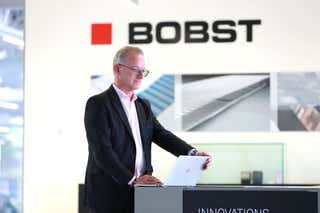 Get data anytime, anywhere with BOBST Connect digital solution. (People watching a tablet / laptop)